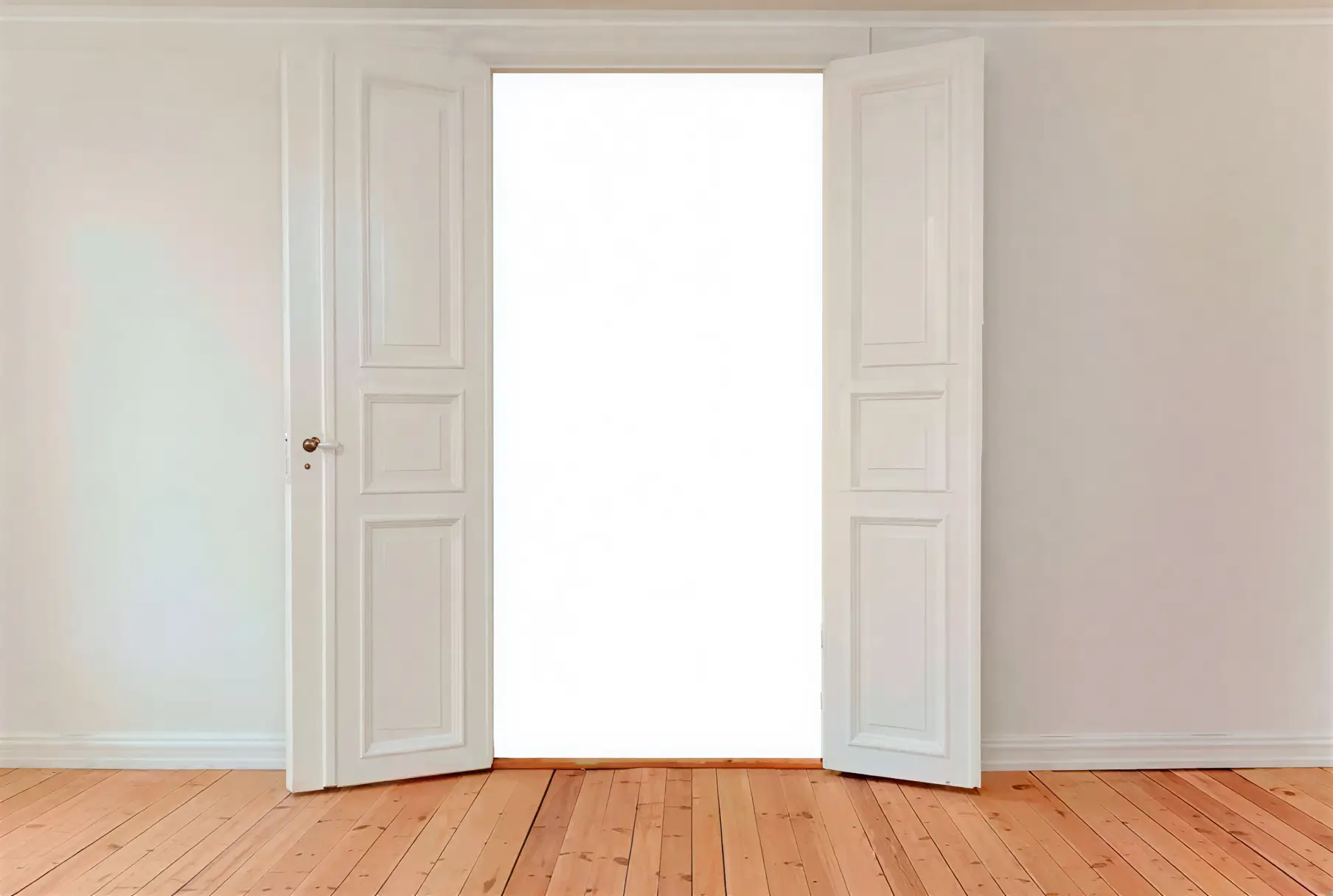 Pintor en Cartagena lacando puerta interior en blanco con acabado profesional