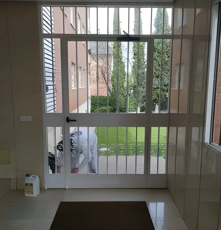 Portal de comunidad pintado por Pintor en Cartagena con acabado luminoso