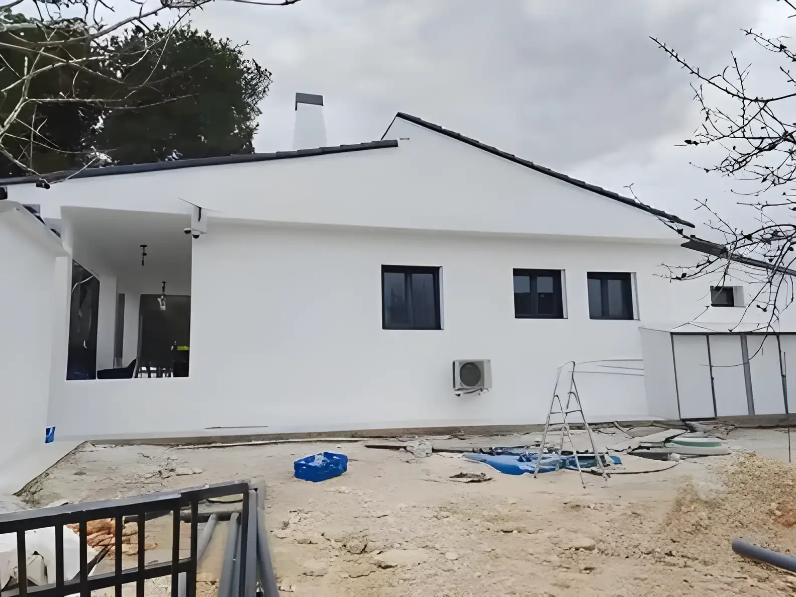 Pintor en Cartagena Fachada de chalet blanco recién pintada con acabado profesional