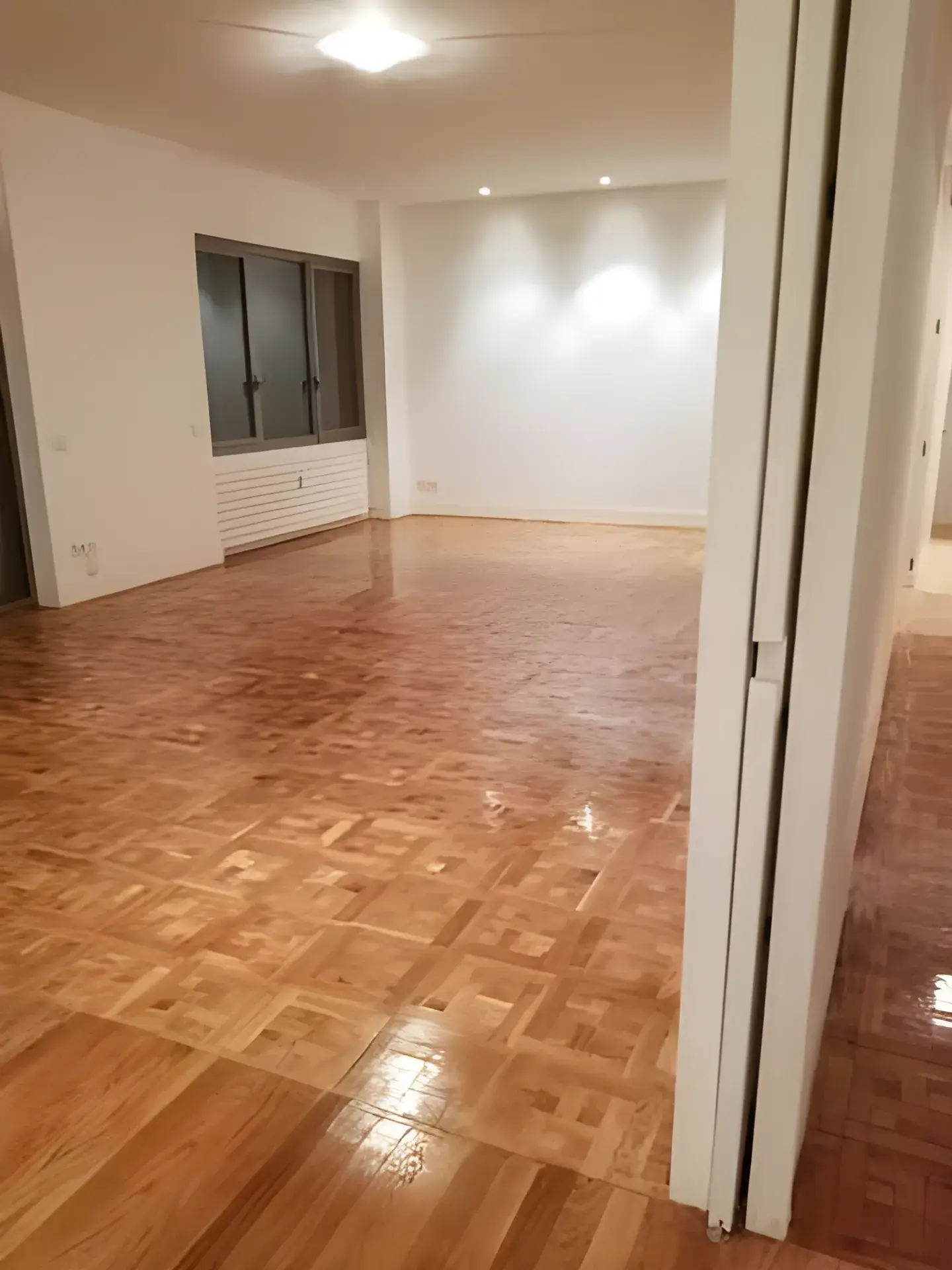 Salón amplio pintado en blanco por Pintor en Cartagena, acabado limpio y luminoso