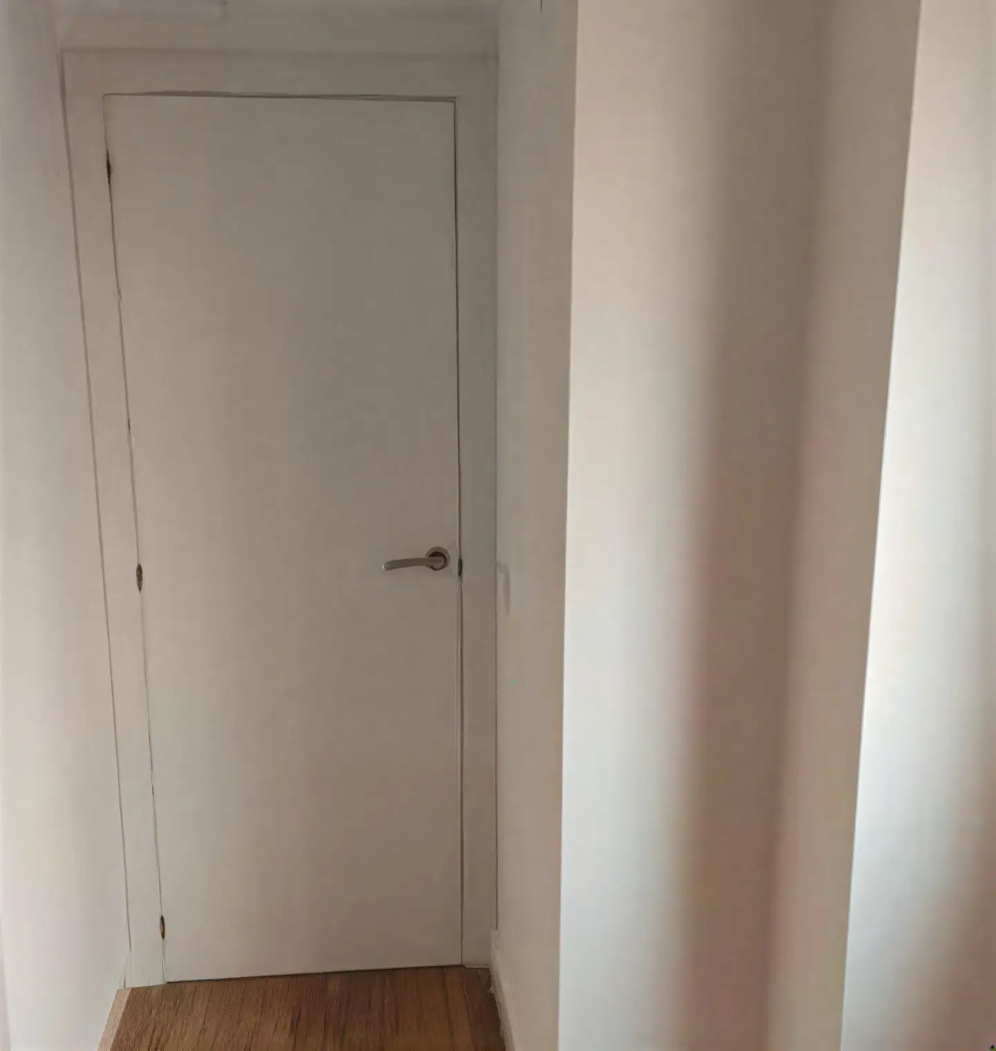 Puerta interior lacada en blanco en pasillo realizada por Pintor en Cartagena