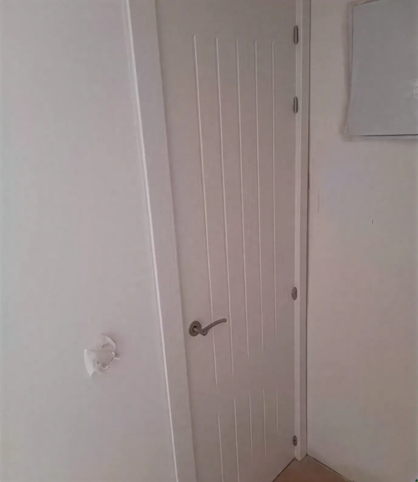 Puerta moderna con ranuras lacada en blanco por pintores profesionales en Cartagena